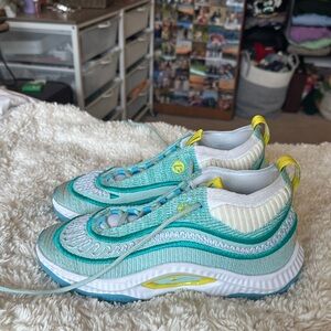 Women’s size 9 basketball shoes